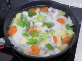 국물이 끓어오르면 당근과 대파 2/3을 넣고 중강불에서 15분간 끓입니다.
