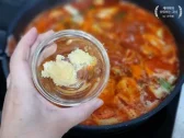 진간장, 다진 마늘, 청양고추를 넣고 4분간 더 끓이며 간을 맞춥니다.