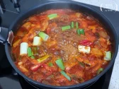 마지막으로 남은 대파와 홍고추를 넣고 한 번 더 끓입니다.