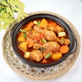 완성된 닭볶음탕은 양념 맛이 진하게 배어들어 밥과 잘 어울리는 맛있는 요리입니다.
