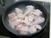 닭고기는 청주와 통마늘을 넣고 끓는 물에 살짝 삶아 잡내를 없앱니다.