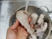 삶은 후 닭고기를 찬물로 다시 헹구고, 국물용 냄비도 세척해 잡내 없는 국물을 준비합니다.