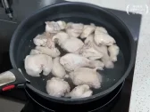 데친 닭고기를 물 1L에 넣고 팔팔 끓이기 시작합니다.