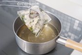 냄비에 찬물 800ml와 다시팩을 넣고 5분간 우려낸 뒤 끓어오르면 중약불로 낮춰 10분 더 끓입니다. 멸치, 다시마, 건새우 등으로 육수를 내도 좋지만, 다시팩을 활용하면 간편합니다.