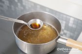 국간장 1 큰 술, 참치액 1/2 큰 술, 천일염과 후추를 약간 넣어 간을 맞춥니다. 잔치국수 양념장이 추가되므로 너무 짜지 않게 조절하세요.