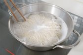 얇은 소면은 100~110g 준비하여 물 1L에 넣고 3~3분 30초간 삶아줍니다. 면이 바닥에 눌어붙지 않도록 저어주세요.