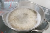 팔팔 끓어오르면 찬물을 두세 번 부어 쫄깃함을 더해줍니다.