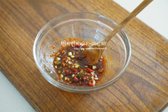 양념장은 다진 쪽파와 고추, 양조간장 1½ 큰 술, 국간장 1/2 큰 술, 고춧가루 1/2 큰 술, 다진 마늘 1 작은 술, 매실액 1/2 작은 술, 올리고당 1/4 작은 술, 참기름 1/2 큰 술, 통깨를 섞어 준비합니다.