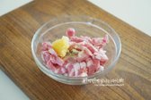 채 썬 돼지고기는 먼저 밑간을 해줍니다. 소고기로도 대체할 수 있으며, 소금과 후추 약간, 간 마늘 1 작은 술, 맛술 1/2 큰 술을 넣고 가볍게 섞어줍니다.