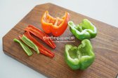 피망과 파프리카, 고추는 꼭지를 떼고 반으로 잘라 씨를 제거합니다.