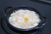 달걀이 익으면 불을 끄고 참기름을 넣어 마무리합니다.