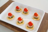 참치를 적당히 올려줍니다. 마지막으로 방울토마토를 올려줍니다.