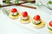 참치 카나페는 크래커 위에 참치 양념과 치즈를 얹어 한입에 쏙 먹을 수 있는 간단한 핑거푸드입니다. 재료는 미리 손질해두고 먹기 전에 예쁘게 담아 바삭한 식감을 살려 즐길 수 있어요.