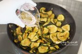 멸치 다시마 육수 60ml를 부어줍니다.