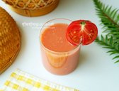 데친 토마토의 껍질을 제거하고 올리브오일과 레몬즙으로 풍미를 더한 후, 단맛에 맞게 소금이나 알룰로스를 추가해 갈아 만든 생토마토주스. 부드러운 목 넘김을 돕고 맛있게 즐길 수 있는 건강한 음료입니다.