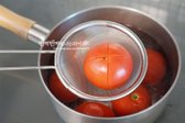 냄비에 잠길 정도로 물을 붓고 끓어오르면 토마토를 칼집이 물에 닿도록 넣은 뒤 30초~1분 이내로 데칩니다.