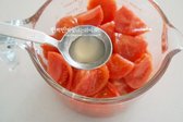 토마토를 담고 올리브오일 1 큰 술, 소금 한 꼬집, 레몬즙 1/2 큰 술, 알룰로스 1 큰 술을 넣어줍니다.