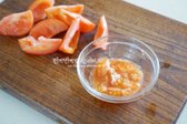 토마토는 완숙으로 꼭지를 제거하고 씻어 물기를 닦아줍니다. 반으로 자른 뒤 4등분 해준 후 씨와 속을 긁어내어 줍니다.