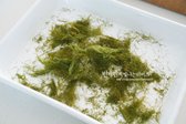 한 김 식힌 뒤 손으로 결대로 살짝 찢어줍니다.