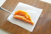 명란은 작은 크기로 1덩이 준비하고 가운데 부분에 가위 또는 칼집을 넣어 껍질 속 알만 발라내어 줍니다.
