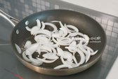 달군 팬에 식용유 약간 두르고 양파를 먼저 볶아줍니다.​