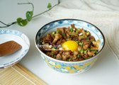대패삼겹살과 채소를 볶아 밥 위에 올리고, 노른자를 올려 비주얼과 맛을 더한 부타동은 일본식 덮밥의 매력을 그대로 즐길 수 있는 요리입니다. 간단하게 한 그릇 뚝딱 비워낼 수 있는 맛있고 든든한 메뉴입니다.