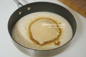 넉넉한 크기의 냄비에 간 재료를 부어준 뒤 간 분량의 30% 정도 설탕을 넣어줍니다.