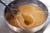 되직하게 끓여지면 꿀 40%를 넣어줍니다.