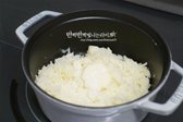 냄비에 체에 내린 감자와 버터 20g, 생크림 80ml, 우유 30ml를 넣어줍니다.​