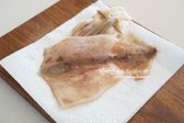 오징어는 해동해 준 뒤 흐르는 물에 가볍게 헹구어 물기를 제거해 줍니다.