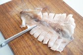 몸통은 고르게 익을 수 있도록 가위로 양옆 칼집을 넣어줍니다.