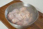 끓는 뜨거운 물을 부어 1분 정도 담가줍니다.