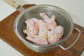 찬물에 헹구어 불순물을 제거해 줍니다.