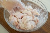 10분 뒤 간이 스며들면 전분가루 4큰술 넉넉하게 넣고 버무려줍니다.