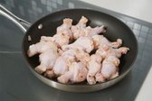 달군 팬에 식용유 5 큰 술 두르고 닭봉을 올려 구워줍니다.