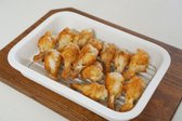 치킨은 구운 뒤 서로 붙지 않게 펼쳐셔 담아둡니다.