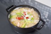 바글바글 끓으면 대파와 고추를 넣고 마무리해요. 부족한 간은 소금으로 더해주세요.