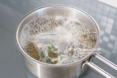 냄비에 물 700ml를 붓고 멸치다시육수팩을 넣고 육수를 우려줍니다. 다시팩이 없다면 멸치 10마리, 다시마 1장, 건표고버섯 1개, 건새우 3개, 대파 1/3 대 넣고 육수를 우려주세요.