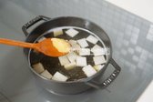 끓어오르기 시작하면 참치액 2/3 큰 술, 다진 마늘 1/2 큰 술을 넣고 밑간해 줍니다.