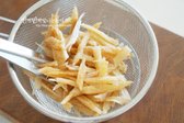 황태채(북어채)는 바로 요리하면 깊은 맛이 우러지 않아요. 물에 살짝 적신 뒤 가볍게 물기를 제거해 줍니다.