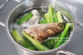 냄비에 물 1.5L를 부은 뒤 다시 팩, 조각 무, 대파 1/2대, 황태머리를 넣고 15분간 끓여 육수를 우려 주세요.