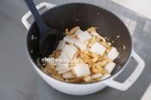 1~2분 정도 가볍게 볶다가 무를 함께 넣고 볶아주세요. 전체적으로 어우러질 정도로 볶은 뒤 육수를 부어줍니다.