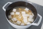 센불로 끓이다가 끓어오르면 중불로 낮춰 뚜껑을 덮고 10~15분 끓여줍니다.