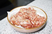 다진 돈육은 키친타올에 올려 핏물을 제거합니다.