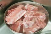 돼지 등뼈는 흐르는 물에 씻어 뼛가루를 제거한 뒤, 큰 볼에 담아 물을 부어 두세 시간 동안 핏물을 뺍니다. 중간에 물을 갈아주면 더욱 깔끔하게 핏물을 제거할 수 있습니다.