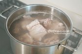핏물을 뺀 돼지 등뼈는 끓는 물에 3~4분 정도 데쳐 불순물을 제거한 뒤, 찬물에 하나씩 헹구어 깨끗하게 정리합니다.