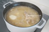 냄비에 삶은 고기와 걸러낸 육수를 넣고 끓입니다. 국물이 바글바글 끓어오르면 감자를 추가하고 약 5분 정도 끓여줍니다. 깔끔한 국물을 위해 육수는 면포로 한 번 걸러 기름을 제거합니다.