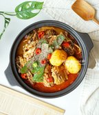 보글보글 끓는 냄새와 함께 푸짐하게 담긴 등뼈와 시래기가 매력적인 감자탕입니다. 진하고 얼큰한 국물은 밥반찬으로도, 술안주로도 제격이며, 건져 먹는 재미까지 더해 손이 절로 가는 맛입니다. 맛있게 감자탕을 끓여보세요!