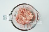 돼지고기 밑간은 맛간장 1 큰 술, 생강술(청주) 1 큰 술, 후추를 넣고 조물조물 무친 뒤 20분 정도 재워둡니다.