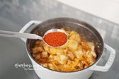 겉면이 익은 돼지고기에 썰어둔 김치를 넣고 신맛을 잡기 위해 황설탕 1 작은 술을 추가합니다. 고춧가루 1½ 큰 술을 넣고 달달 볶아 깊은 국물 맛과 맛깔스러운 색을 끌어냅니다.